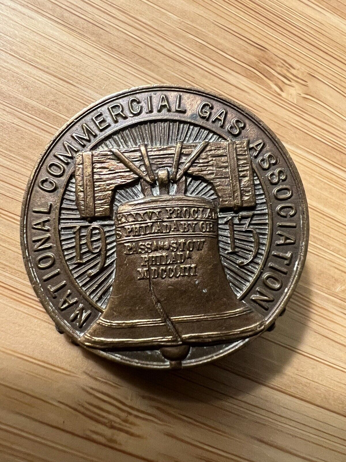1913 NATIONAL COMMERICAL GAS ASSOCIATION THICK METAL PINBACK BUTTON K366