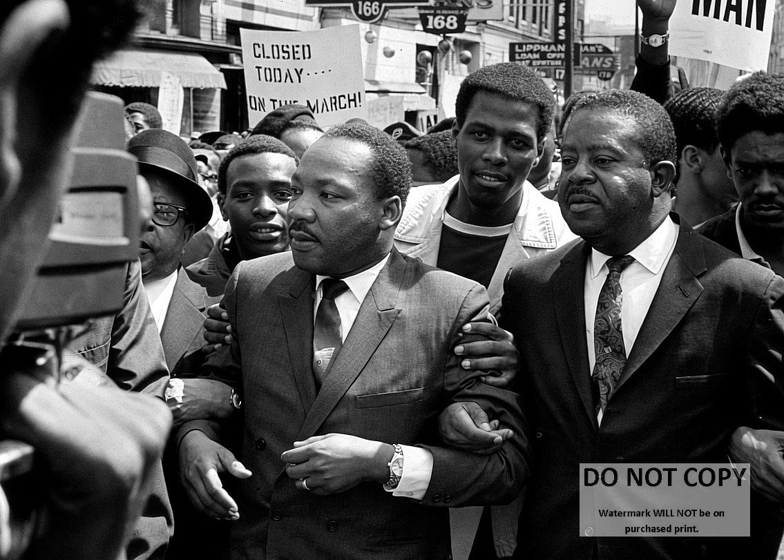 5X7 PHOTO - MARTIN LUTHER KING, JR. WITH RALPH ABERNATHY IN MEMPHIS (WW-081)