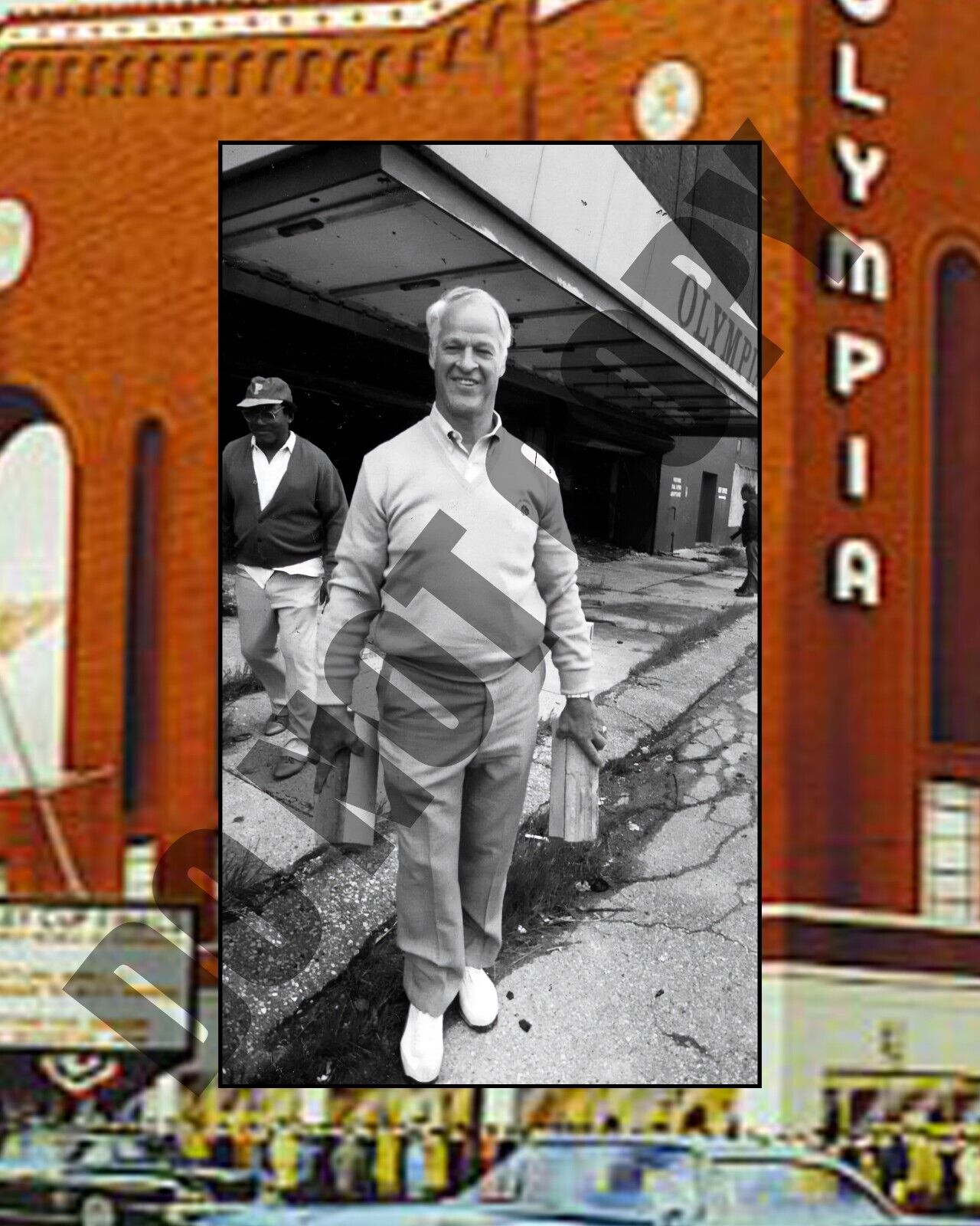 Gordie Howe Red Wings Grabbing Bricks From Olympia Stadium In Detroit 8x10 Photo