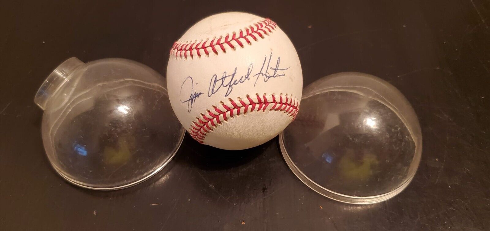 Jim Catfish Hunter Hand Signed (Authentic) Signature on Baseball in ROUND case