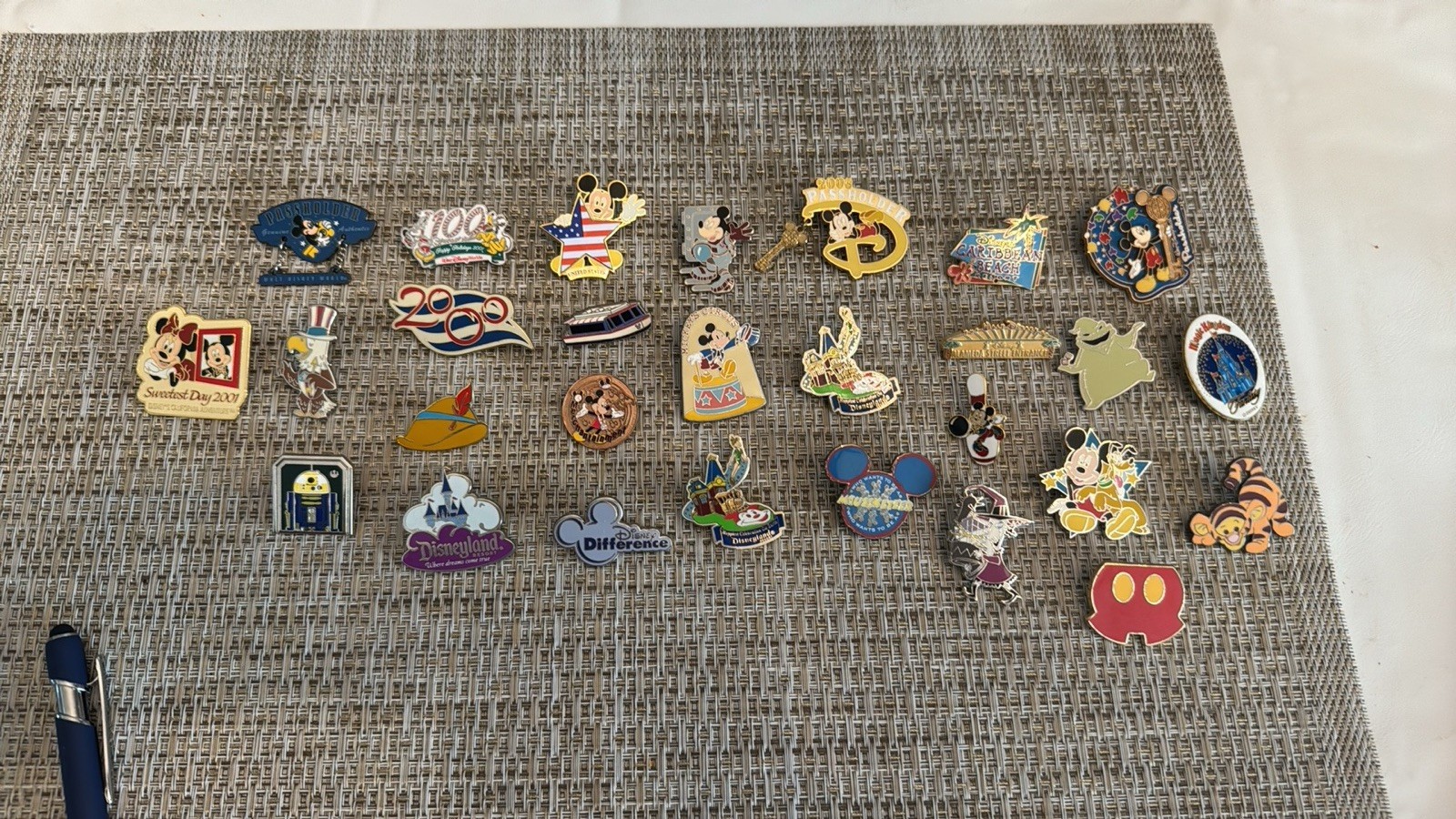 DISNEY LOT OF 41 DISNEY TRADING PINS DISNEY LOT OF 41 DISNEY TRADING PINS