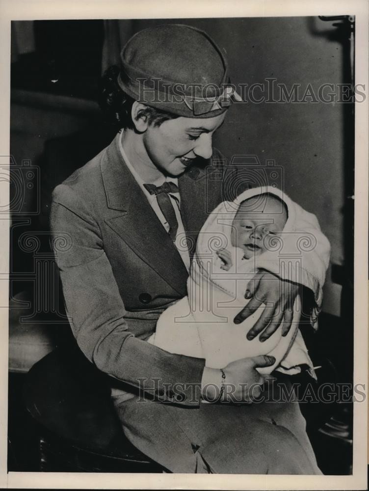 1936 Press Photo Stewardess Selma Tilker Escorts Martin Thomas Ferwerda