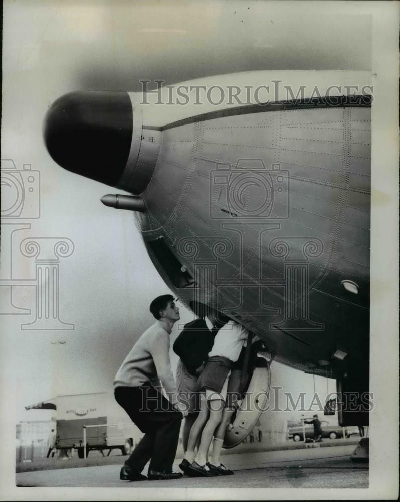 1962 Press Photo Curious Boys Stick Their Noses Into Massive Bulbous of Argosy 1962 Press Photo Curious Boys Stick Their Noses Into Massive Bulbous of Argosy