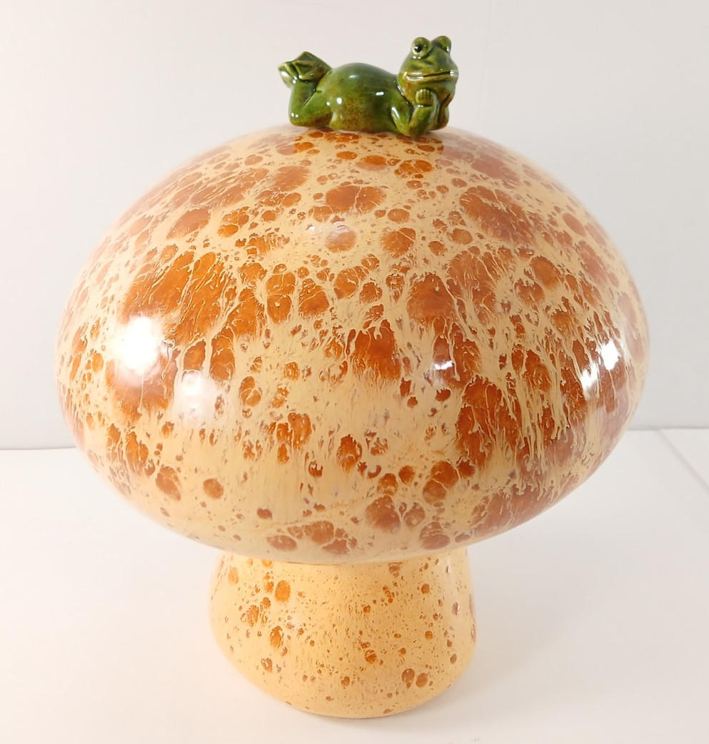 Vintage MCM Mid-Century MUSHROOM WITH HAPPY FROG Rustic Country Ceramic Figurine Vintage MCM Mid-Century MUSHROOM WITH HAPPY FROG Rustic Country Ceramic Figurine