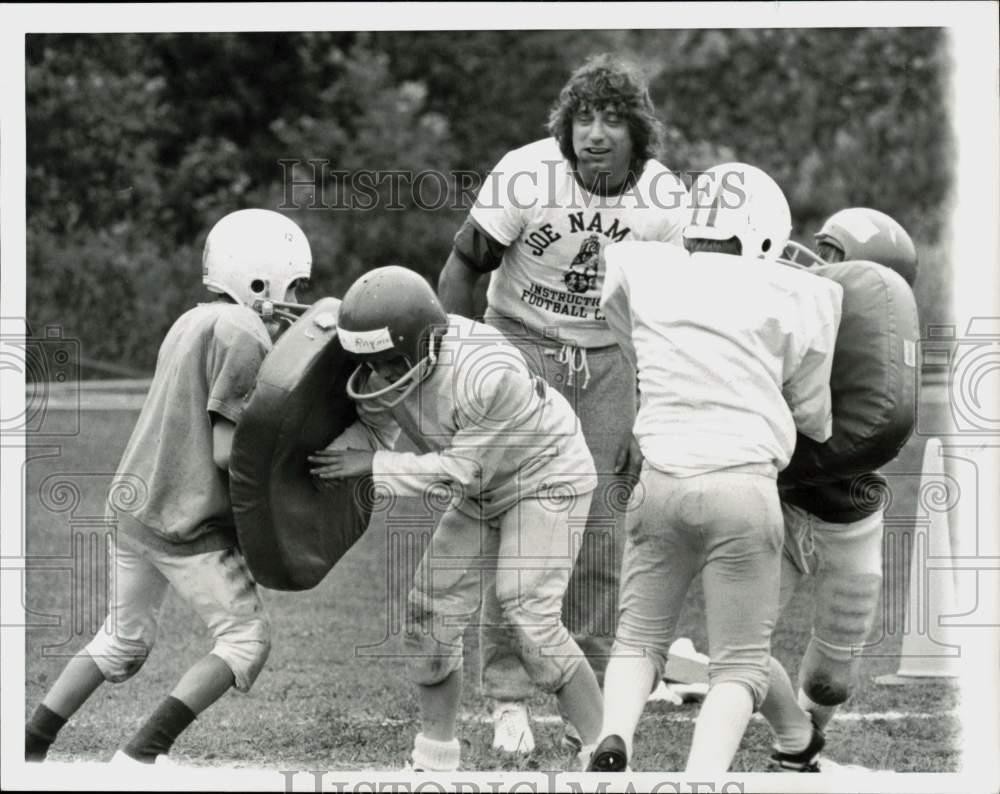 1972 Press Photo New York Jet Joe Namath & Kids at Football Camp, Sitzmark 1972 Press Photo New York Jet Joe Namath & Kids at Football Camp, Sitzmark