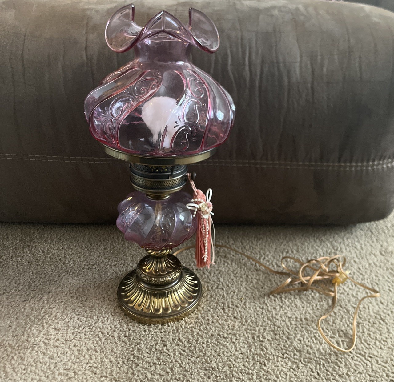 VINTAGE FENTON PINK PURPLE CABBAGE ROSE GLASS BRASS TABLE LAMP