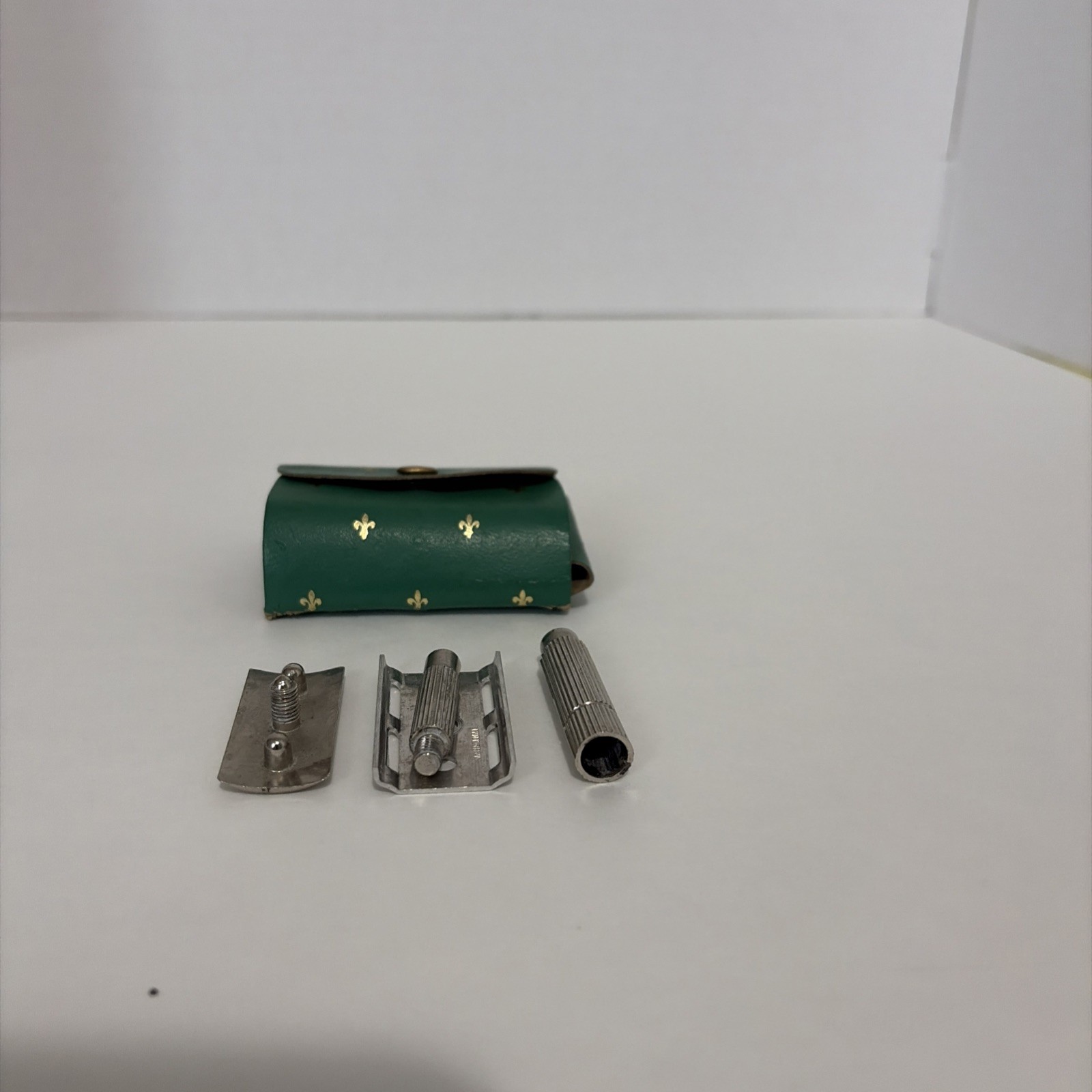 Vintage Gillette Mini Travel Safety Razor in Turquoise Leather Case Vintage Gillette Mini Travel Safety Razor in Turquoise Leather Case