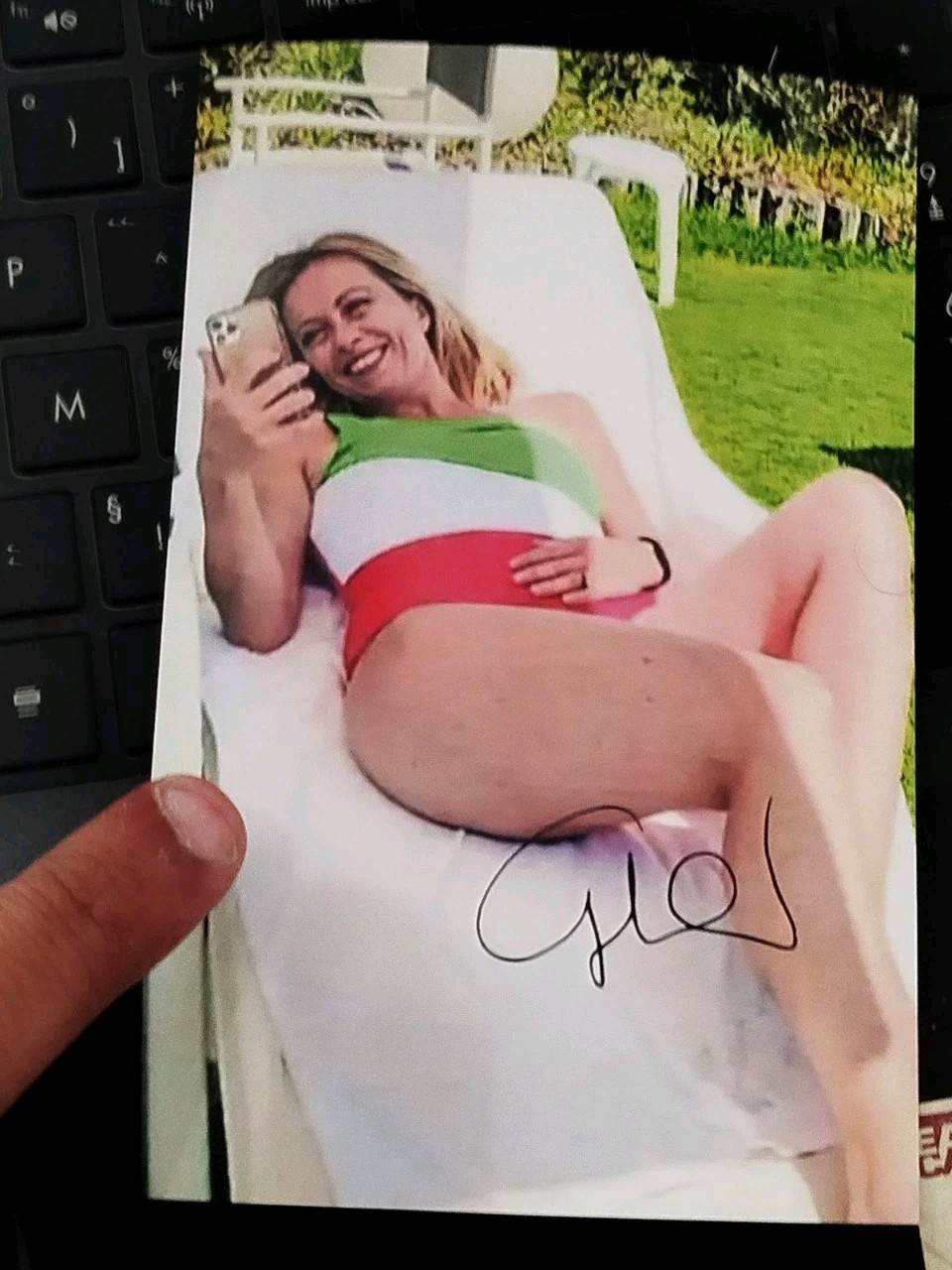 Giorgia Meloni - Photo Signed On The Terrace In The Sun - Italy - Politics Giorgia Meloni - Photo Signed On The Terrace In The Sun - Italy - Politics
