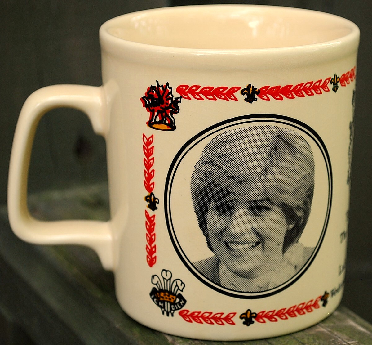 Vtg PRINCE CHARLES/PRINCESS DIANA 1981 Royal Wedding Souvenir Mug England YELLOW
