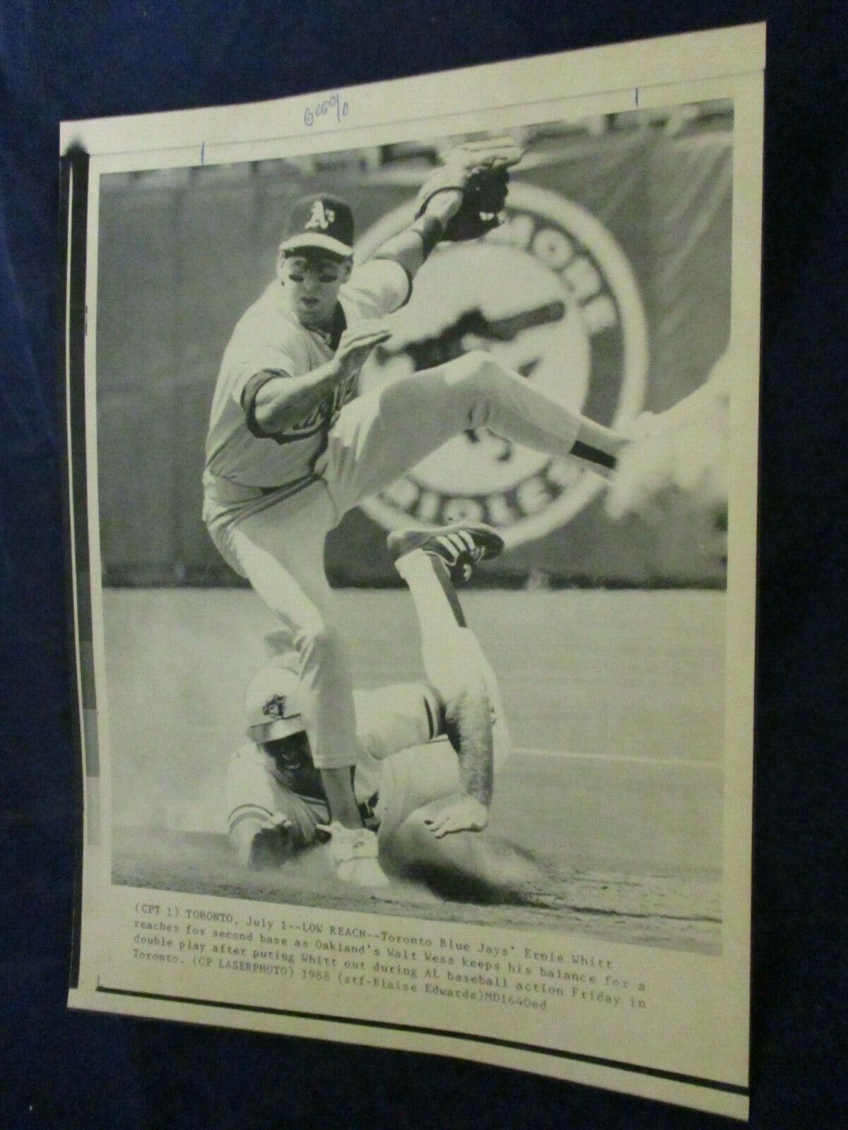 1988 MLB Ernie Whitt & Walt Weiss double-play Vintage Wire Press Photo