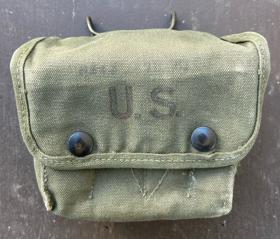 ORIGINAL WWII US Army JUNGLE FIRST AID POUCH by Avery 1945