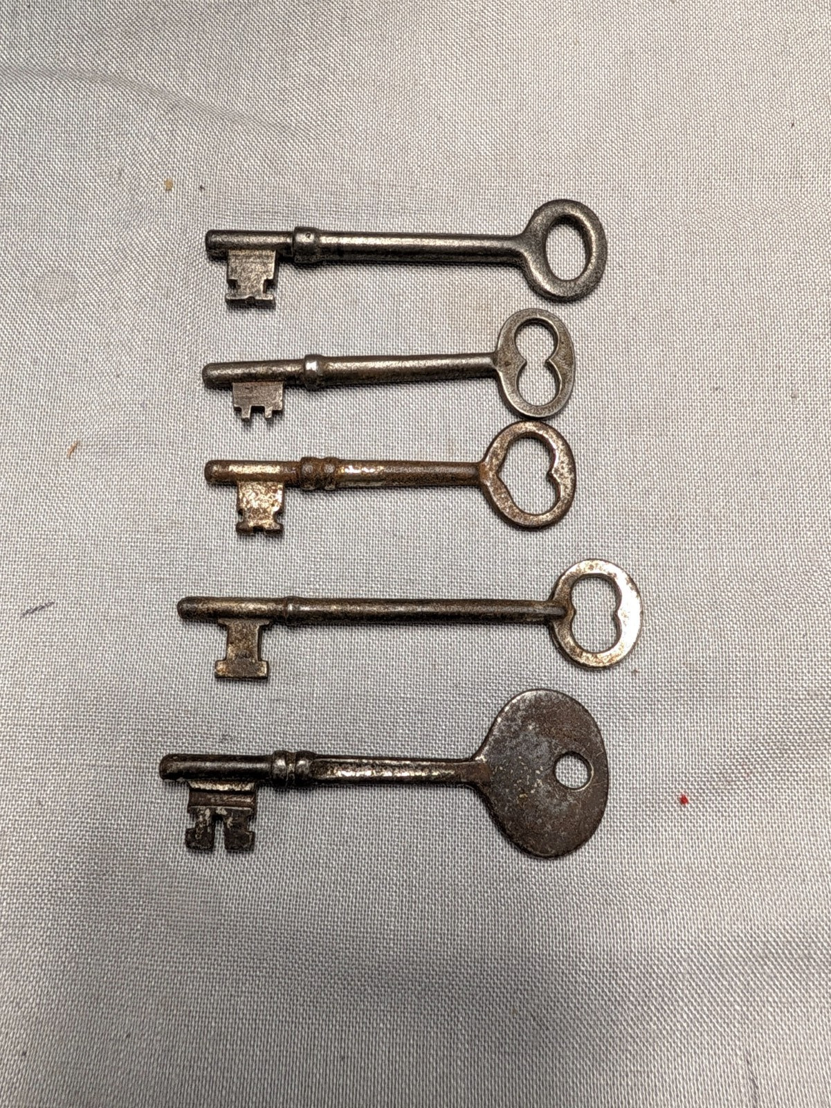 Vintage Metal Skeleton Keys Set of 5 Vintage Metal Skeleton Keys Set of 5