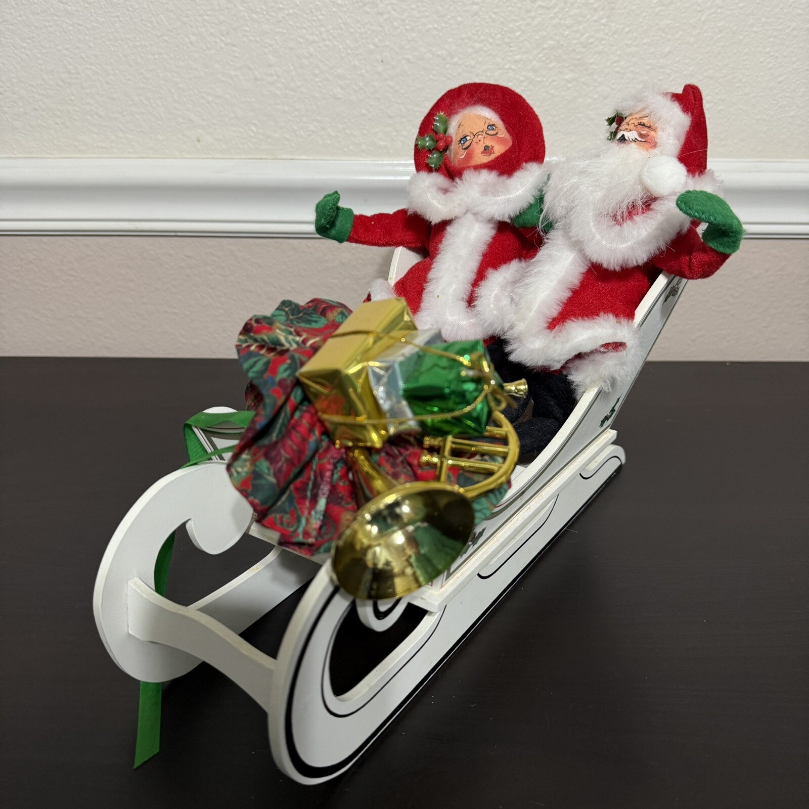 Vintage 1996 Annalee Santa & Mrs Claus in Sleigh with Gifts #5364 RARE Holly Vintage 1996 Annalee Santa & Mrs Claus in Sleigh with Gifts #5364 RARE Holly