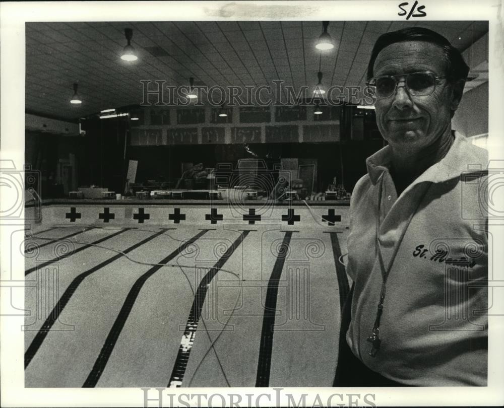 1982 Press Photo Saint Martin's Swimming Coach Dick Bower at Swimming Pool 1982 Press Photo Saint Martin's Swimming Coach Dick Bower at Swimming Pool