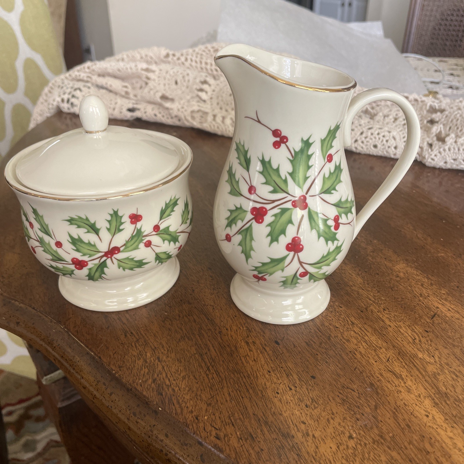 Lenox Holiday Holly Leaves & Berry Sugar And Creamer Set Excellent Lenox Holiday Holly Leaves & Berry Sugar And Creamer Set Excellent