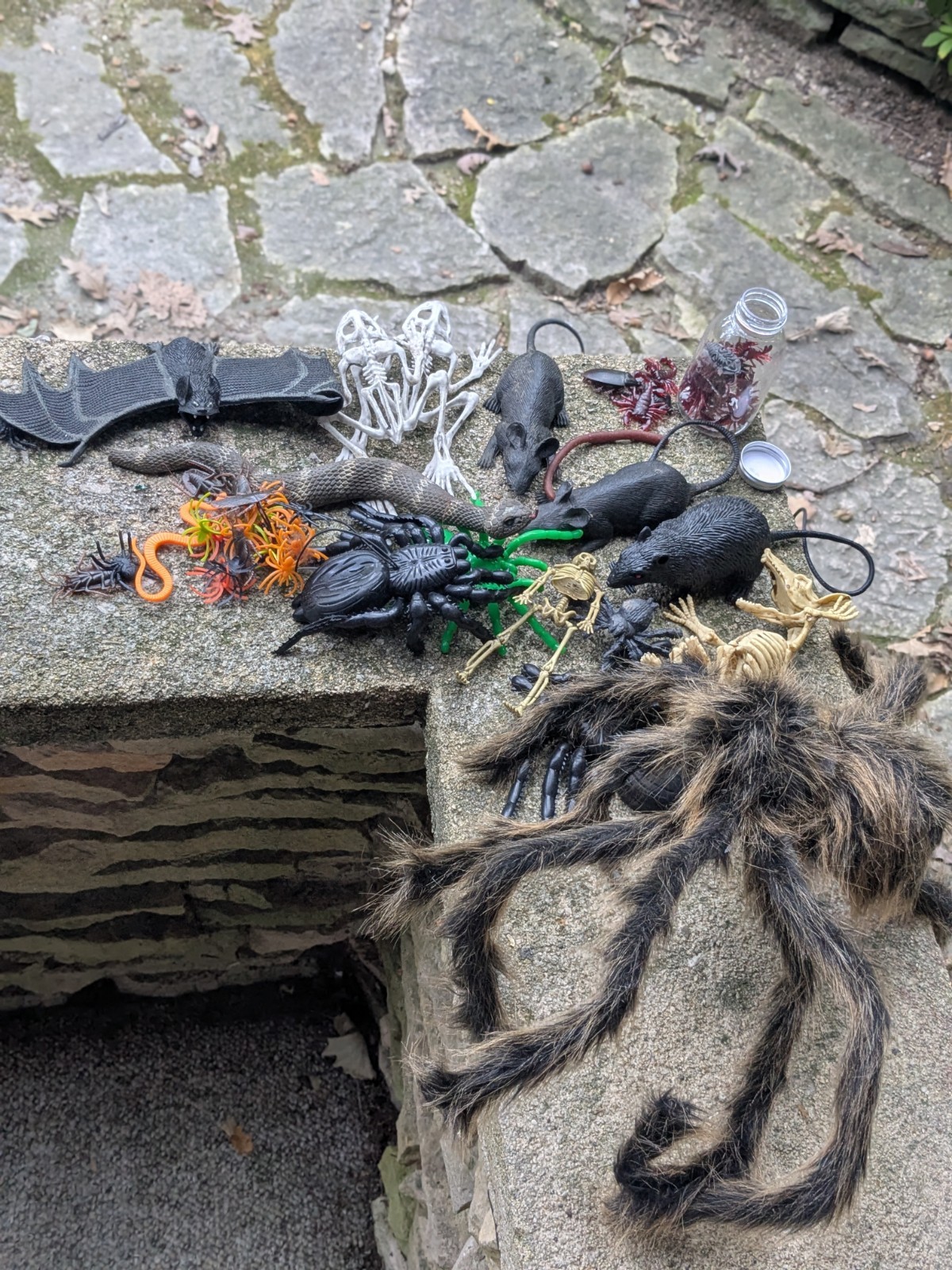 Spiders Snakes Mice Bugs Rubber/Plastic Halloween Spooky Decorations Bundle Lot Spiders Snakes Mice Bugs Rubber/Plastic Halloween Spooky Decorations Bundle Lot