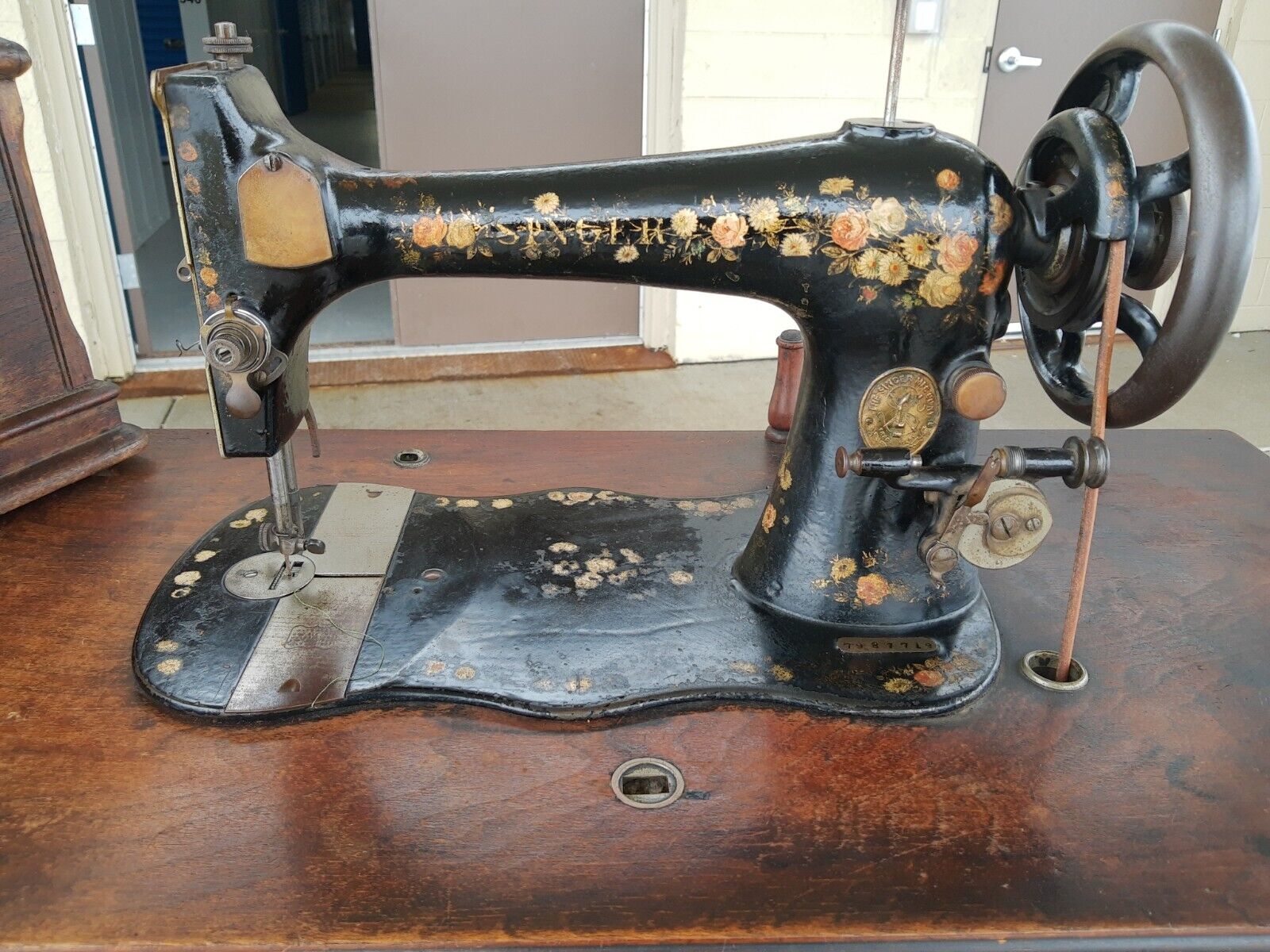 Antique 1888 VS2 Roses Daisies design,Singer Sewing Machine, ORIGINAL CONDITION.