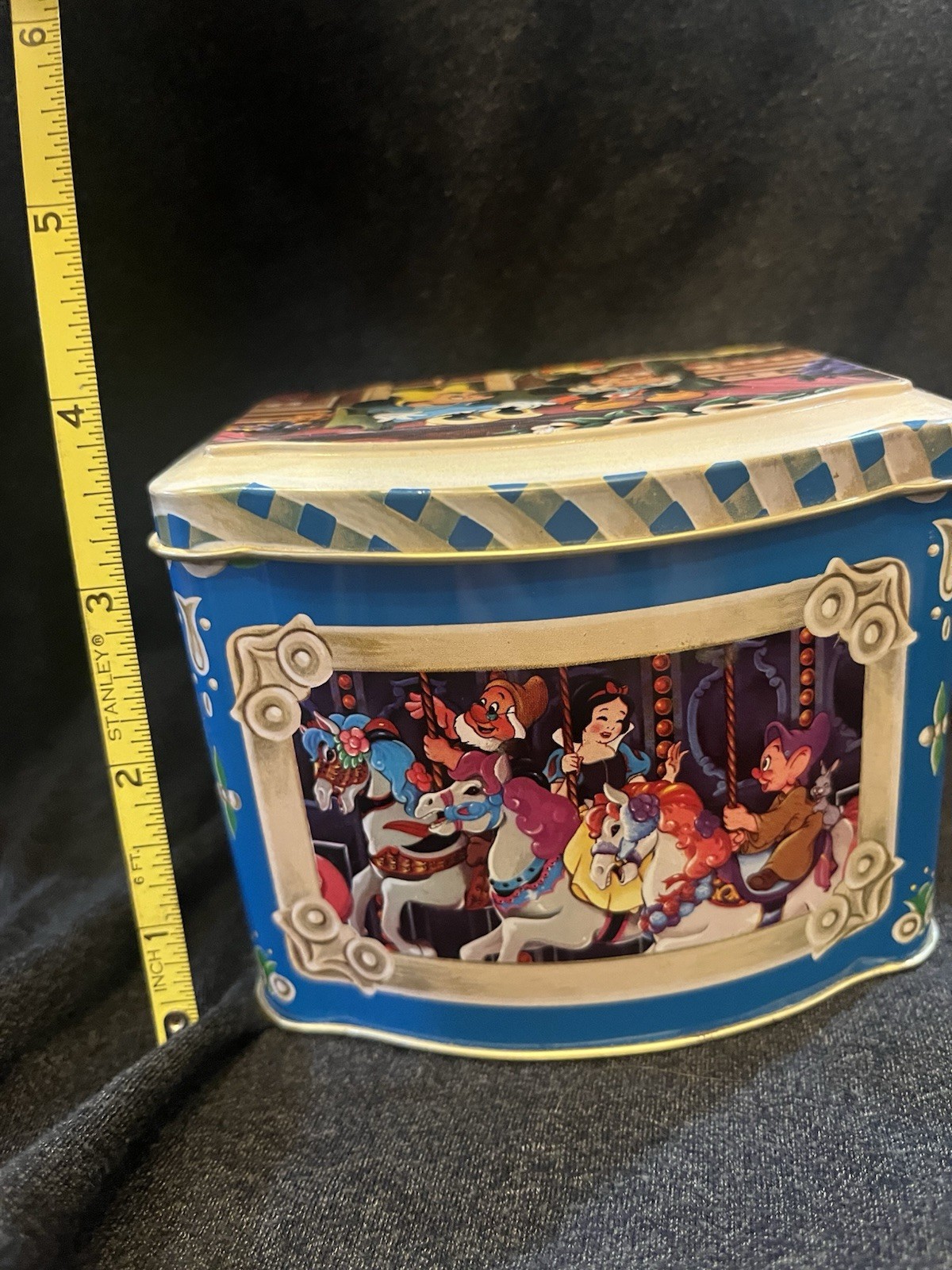 Vintage 1985 Walt Disney World theme park souvenir Mickey & Minnie tin Vintage 1985 Walt Disney World theme park souvenir Mickey & Minnie tin