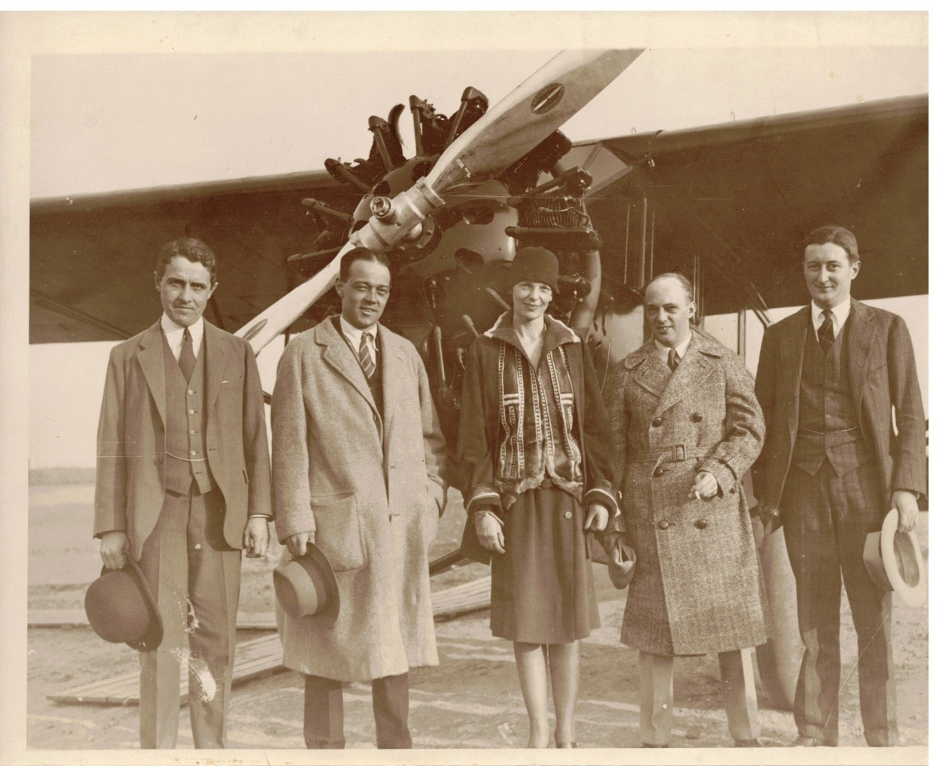 VTG ORIGINAL 1920s-30s AMELIA EARHART POSING WITH OTHERS & AIRPLANE PHOTO 8x10 VTG ORIGINAL 1920s-30s AMELIA EARHART POSING WITH OTHERS & AIRPLANE PHOTO 8x10