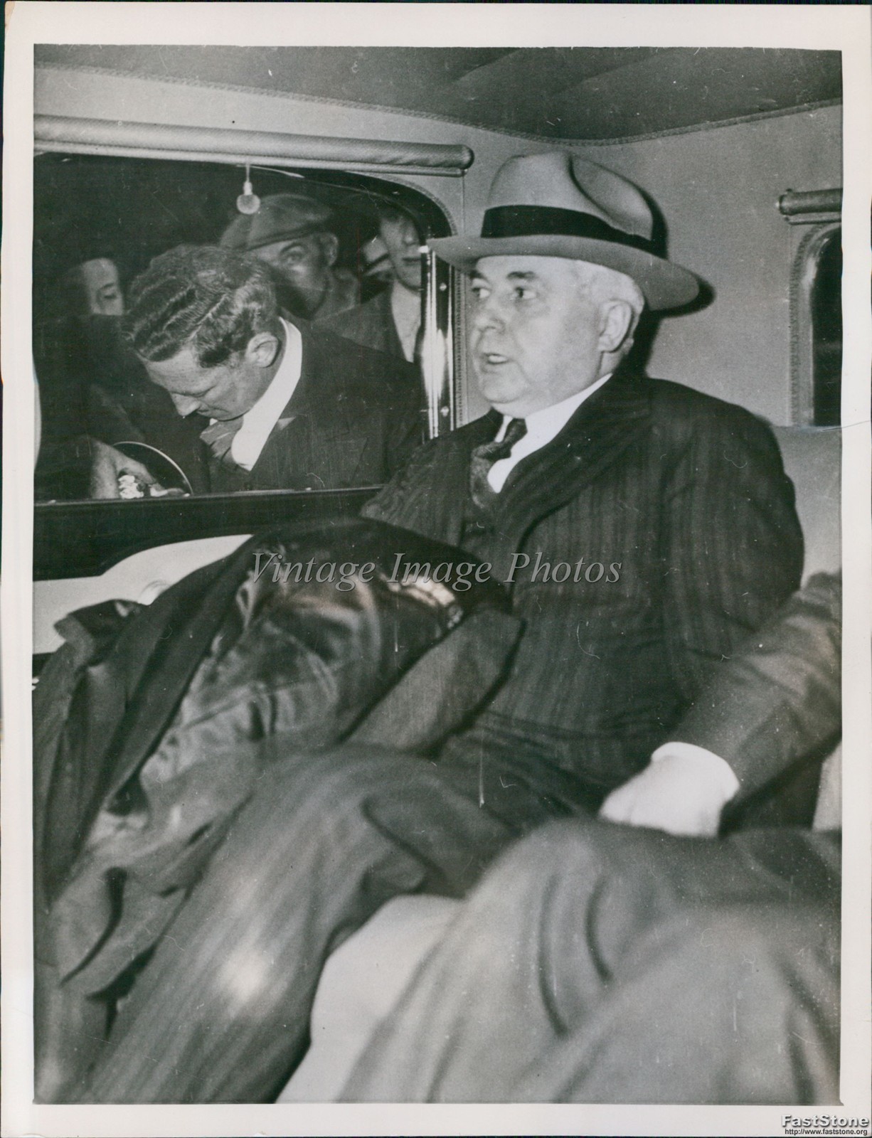 Vintage Older Man Sitting In Car Crowd Outside Of Window Vintage Press Photo 6x8