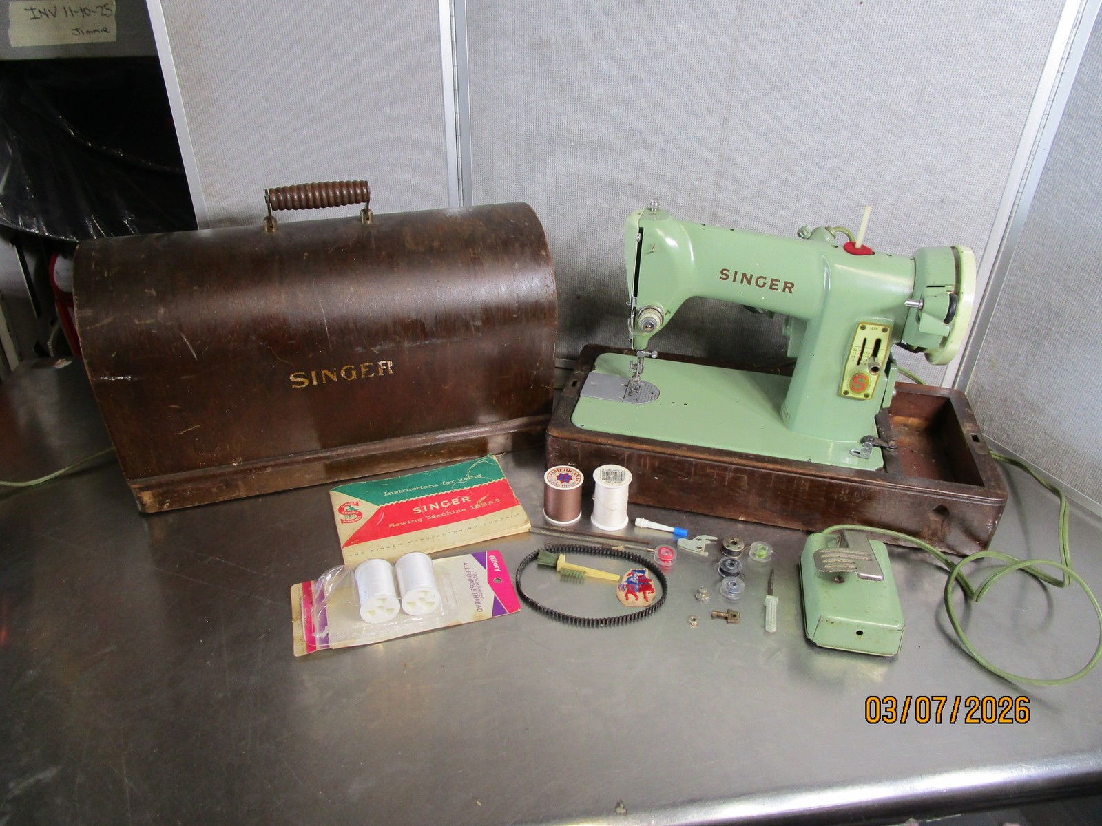 Vintage Singer Sewing Machine Model 185K3 w Box Vintage Singer Sewing Machine Model 185K3 w Box