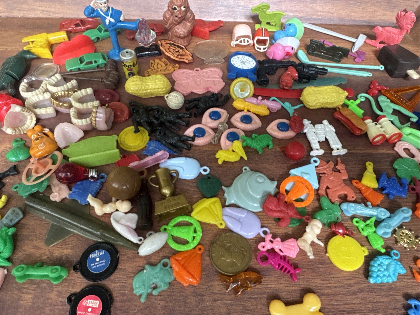 Lot Vintage Cracker Jack Gumball Toy Prize Charm Celluloid Plastic Premium 155+ Lot Vintage Cracker Jack Gumball Toy Prize Charm Celluloid Plastic Premium 155+
