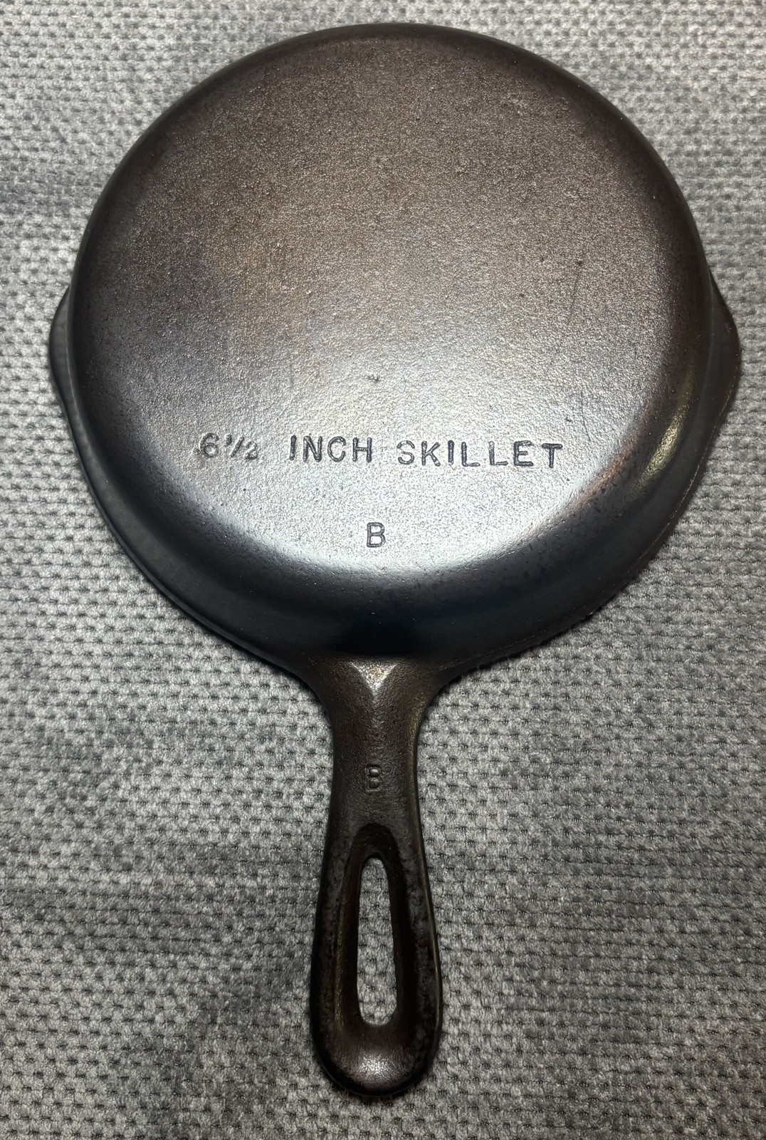 Vintage Unmarked Wagner Cast Iron 6 1/2 inch skillet - #3 Vintage Unmarked Wagner Cast Iron 6 1/2 inch skillet - #3