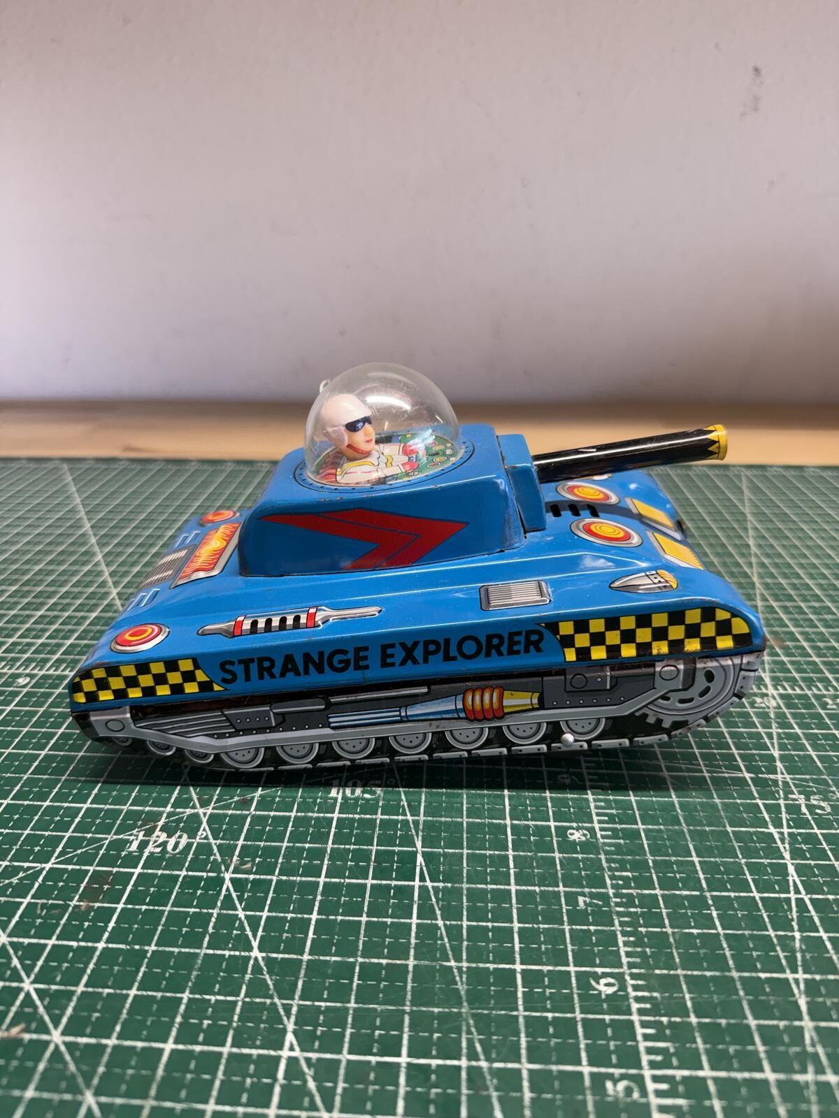 Tin Toy Japanese Strange Explorer Astronaut King Kong Acrobatic Tank DSK Tin Toy Japanese Strange Explorer Astronaut King Kong Acrobatic Tank DSK