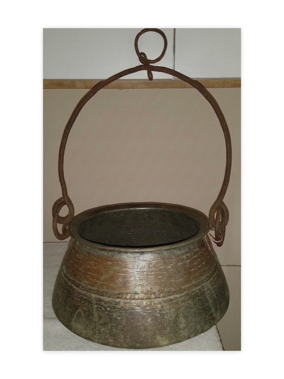 VINTAGE ANTIQUE HAND-HAMMERED COPPER CAULDRON POT W/FORGED IRON HANDLE VINTAGE ANTIQUE HAND-HAMMERED COPPER CAULDRON POT W/FORGED IRON HANDLE