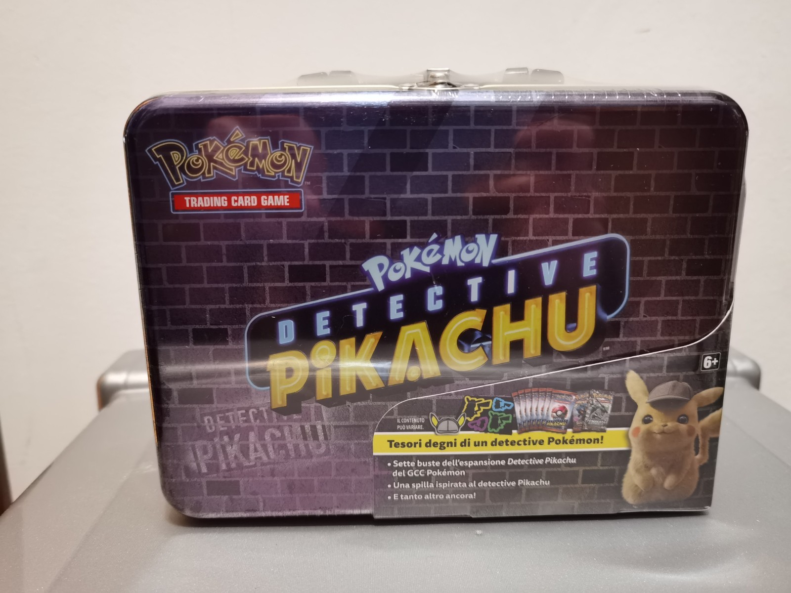 Pokemon Detective Pikachu Sealed Chest Pokemon Suitcase Collection ITA Pokemon Detective Pikachu Sealed Chest Pokemon Suitcase Collection ITA