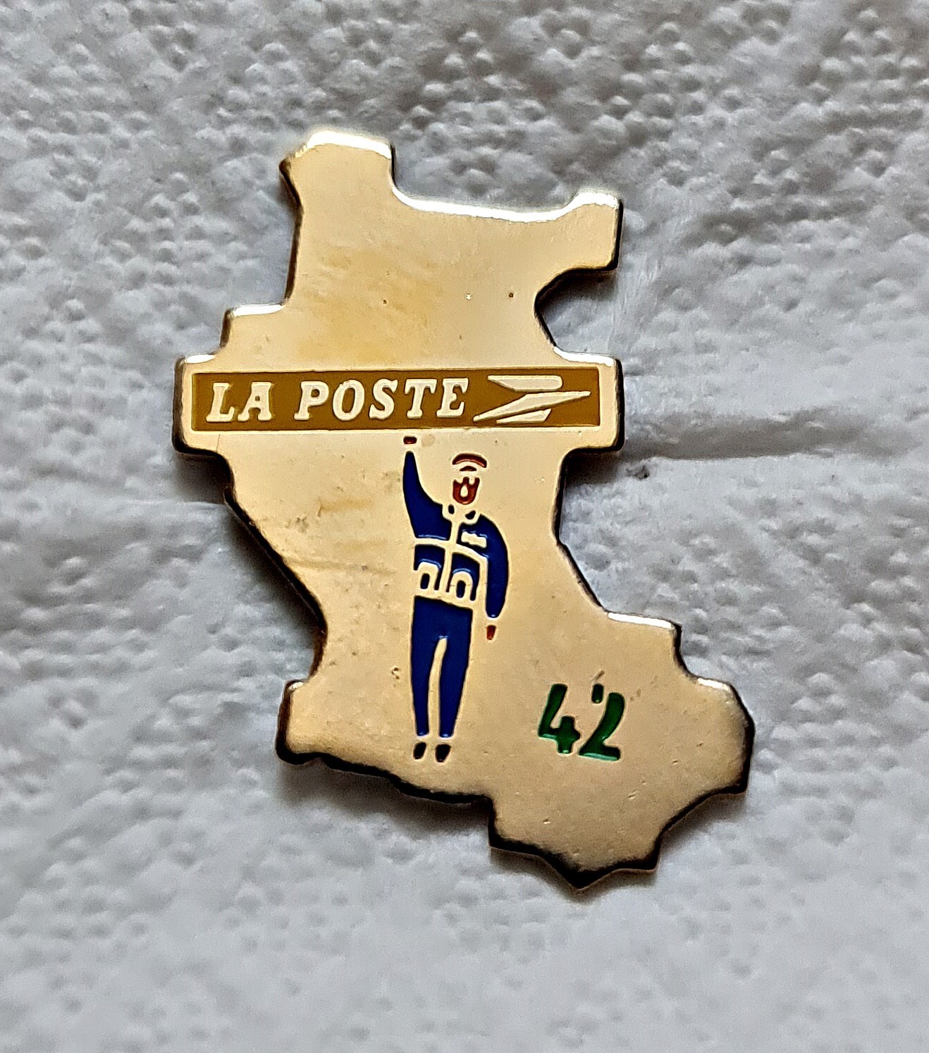 VINTAGE AUTHENTIC FRANCE LA POSTE GOLD TONE METAL LAPEL PIN BADGE VINTAGE AUTHENTIC FRANCE LA POSTE GOLD TONE METAL LAPEL PIN BADGE