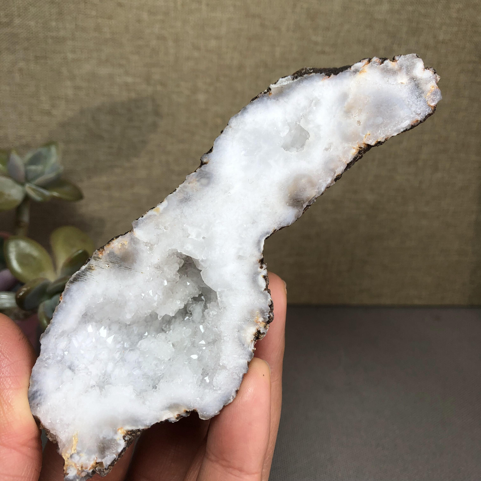 122mm Natural white Agate Cave rough original Crystal specimens 160g A5914