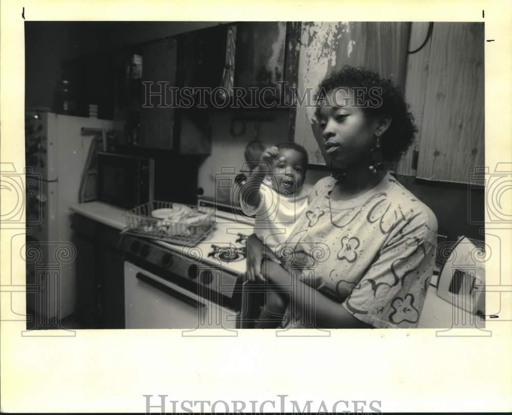 1992 Press Photo Tanya Creecy holds her son as she speaks about burnt cabinet 1992 Press Photo Tanya Creecy holds her son as she speaks about burnt cabinet