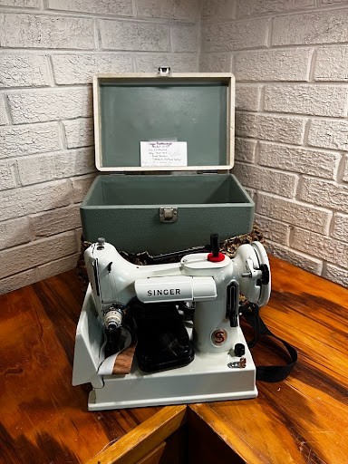 Vintage White/Pale Celadon Singer Featherweight 221K7 Portable Machine Vintage White/Pale Celadon Singer Featherweight 221K7 Portable Machine