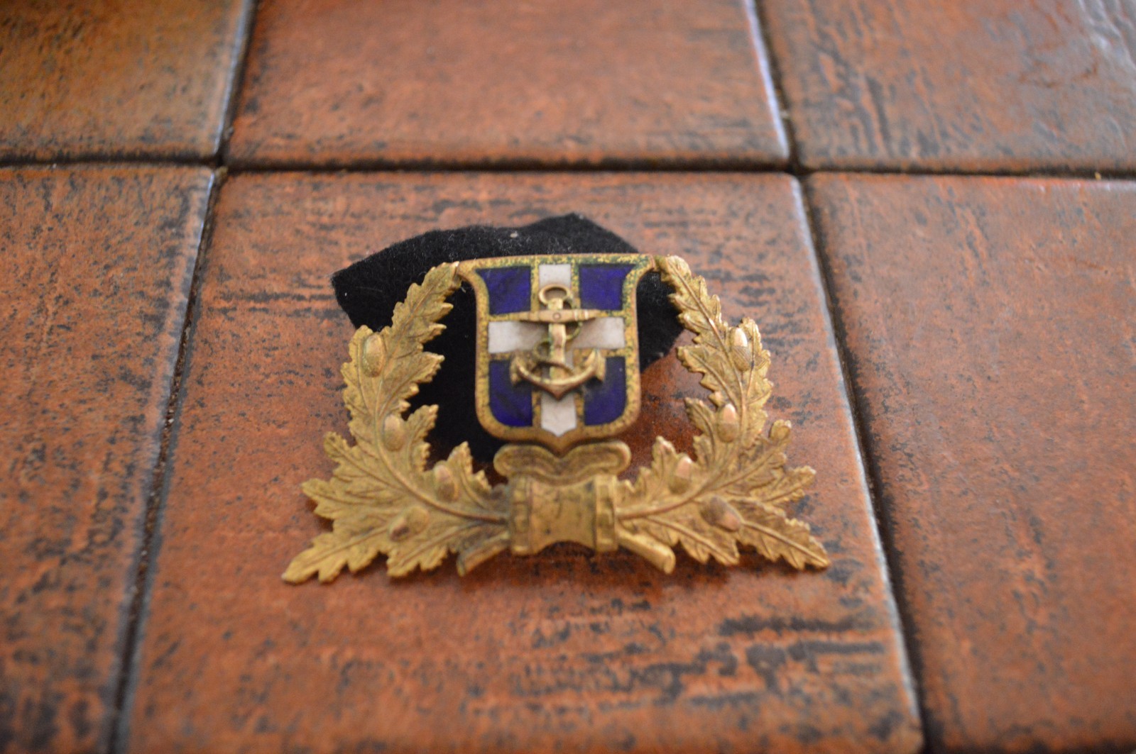RARE VINTAGE GREEK NAVY ENAMEL HAT BADGE 1974 RARE VINTAGE GREEK NAVY ENAMEL HAT BADGE 1974