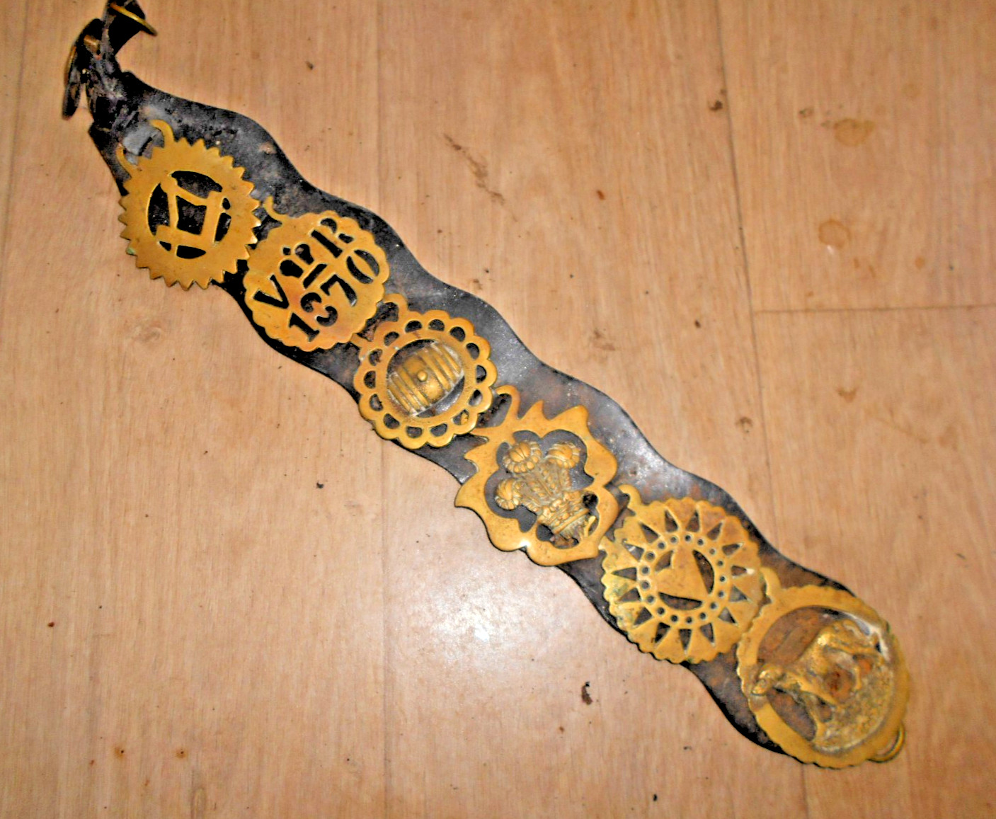 VICTORIAN HARNESS HORSE BRASSES 6 X MEDALLIONS ON LEATHER STRAP = DATED VR 1870