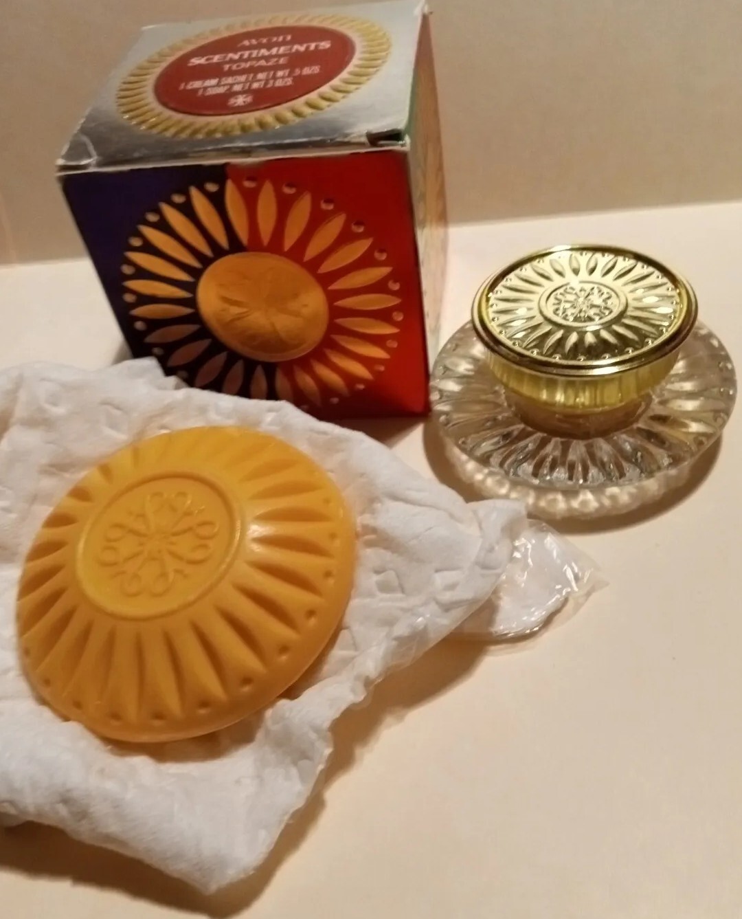 Avon Scentiments Topazes Cream Sachet Soap Set w/Box Vintage Vanity Collectible Avon Scentiments Topazes Cream Sachet Soap Set w/Box Vintage Vanity Collectible