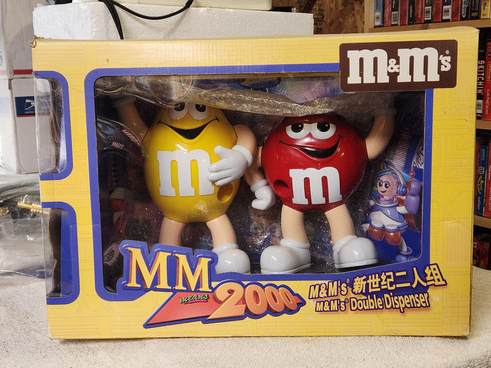 M&M Dispenser Red/Yellow Waving \ M&M Dispenser Red/Yellow Waving \
