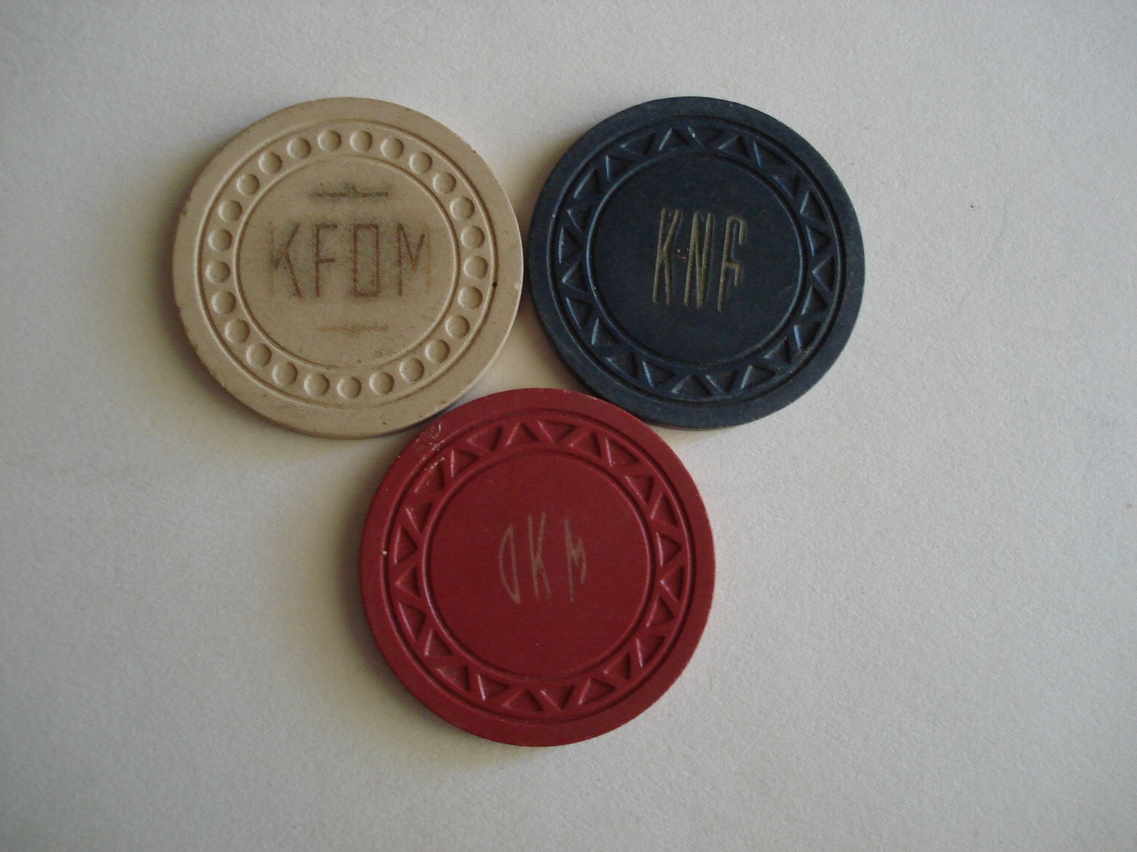 I AM PLEASED TO OFFER THESE 3 NICE ILLEGAL GAMBLING POKER CHIPS MAYBE TEXAS I AM PLEASED TO OFFER THESE 3 NICE ILLEGAL GAMBLING POKER CHIPS MAYBE TEXAS