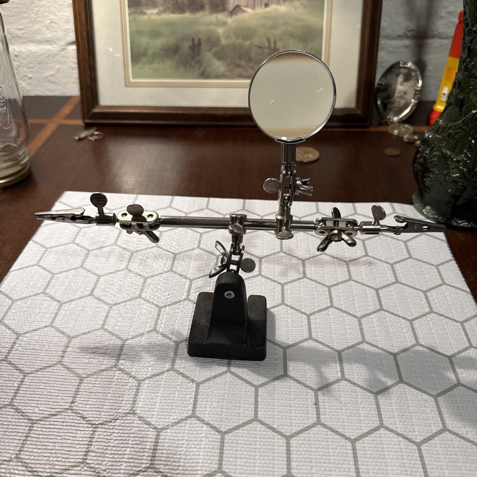 VINTAGE HELPING THIRD HAND WITH MAGNIFYING GLASS SOLDERING + BENCH TOOL