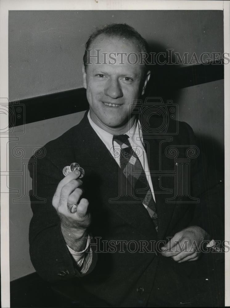 1939 Press Photo Gary Gray @ Kansas City Police Station for Giving Away Quarters 1939 Press Photo Gary Gray @ Kansas City Police Station for Giving Away Quarters