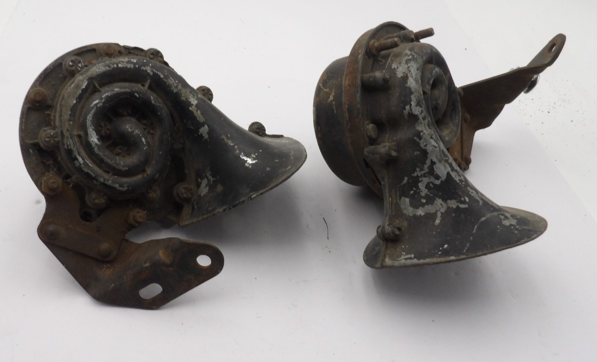 2 Car Horns Old 6 or 12 volt? Not Tested 2 Car Horns Old 6 or 12 volt? Not Tested