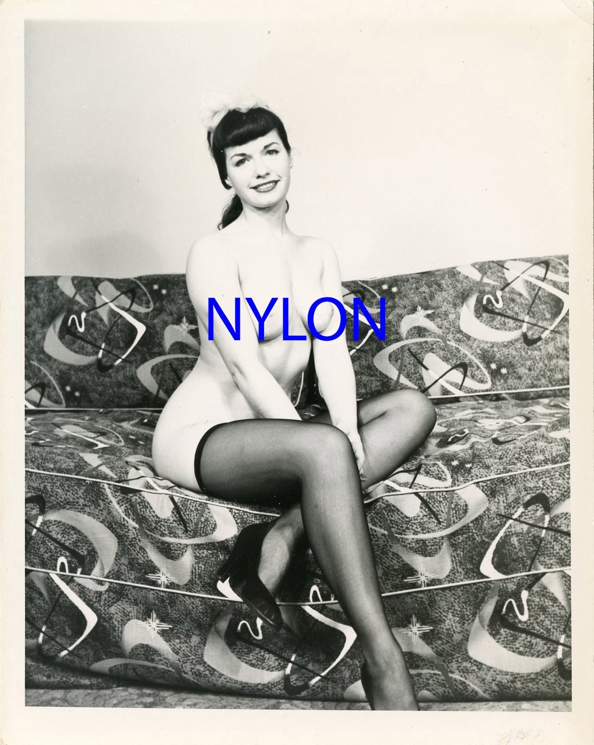 RARE BETTIE PAGE ON THE ATOMIC COUCH VINTAGE 1950's 5 x 4 PHOTOGRAPH RARE BETTIE PAGE ON THE ATOMIC COUCH VINTAGE 1950's 5 x 4 PHOTOGRAPH