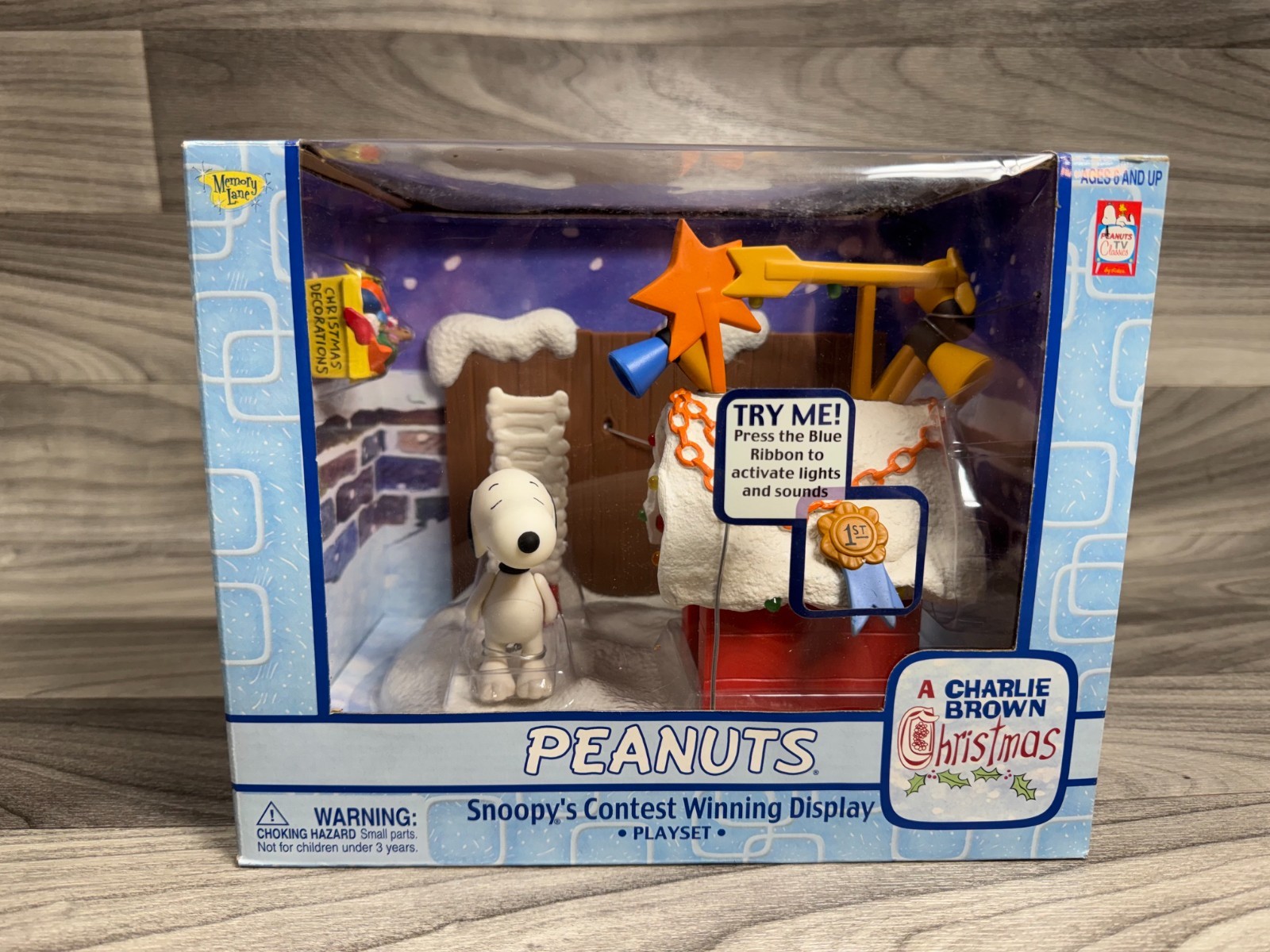 MEMORY LANE PEANUTS CHARLIE BROWN CHRISTMAS SNOOPY'S CONTEST WINNING DISPLAY MEMORY LANE PEANUTS CHARLIE BROWN CHRISTMAS SNOOPY'S CONTEST WINNING DISPLAY