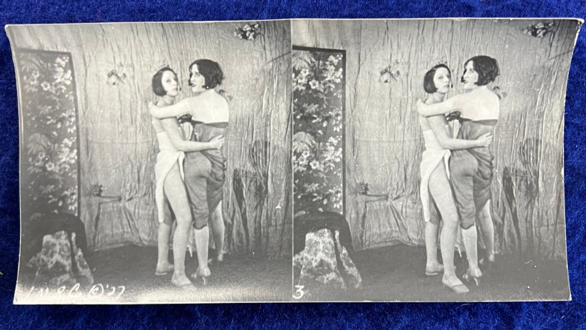 1927 Flapper Lesbian Couple Risque Photo Stereoscope Mutoscope Vintage 1927 Flapper Lesbian Couple Risque Photo Stereoscope Mutoscope Vintage