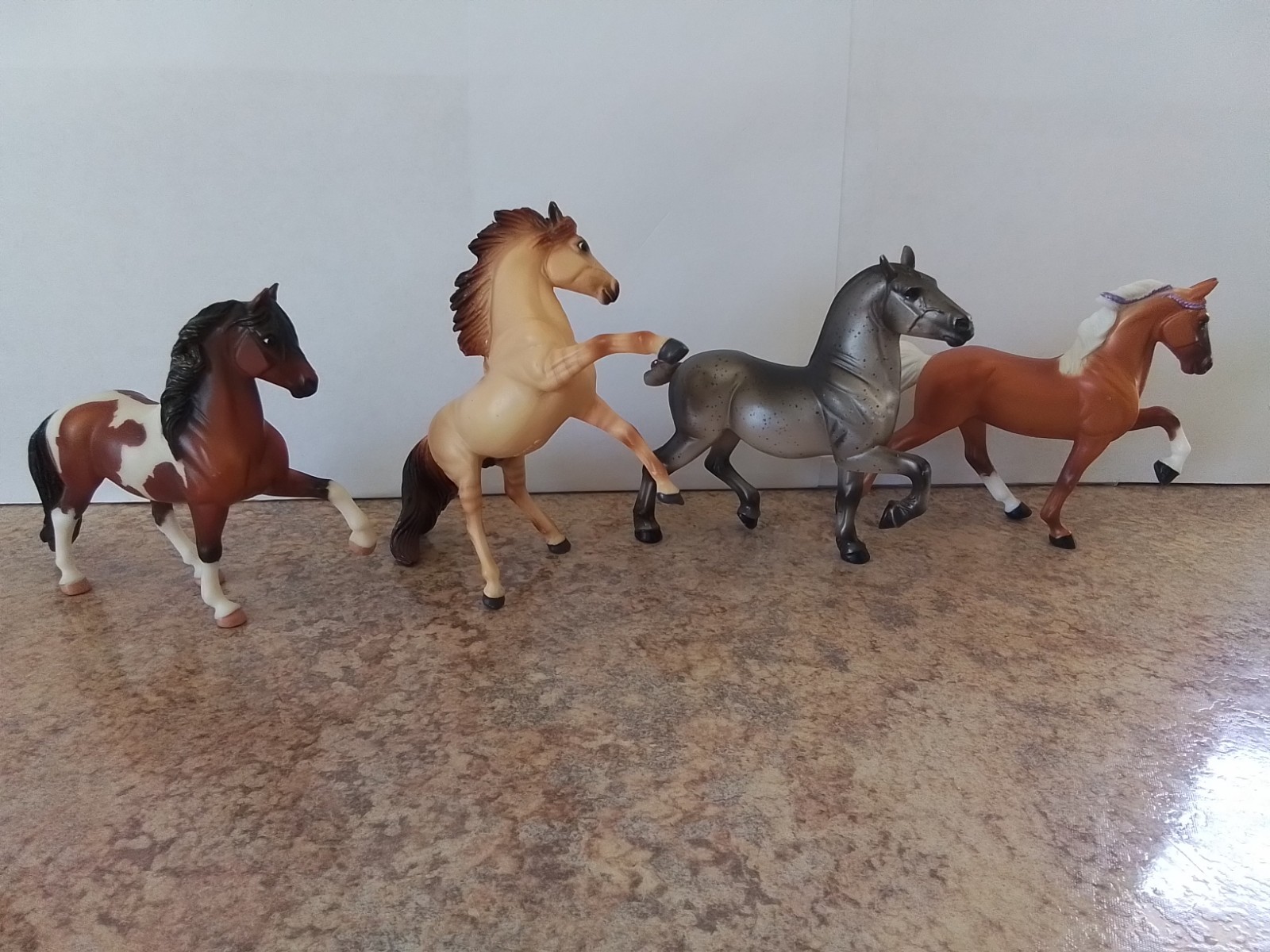 Breyer Stablemates 4 Pc Gift Collection (2007-2008) Complete Set - No Box - Nice Breyer Stablemates 4 Pc Gift Collection (2007-2008) Complete Set - No Box - Nice