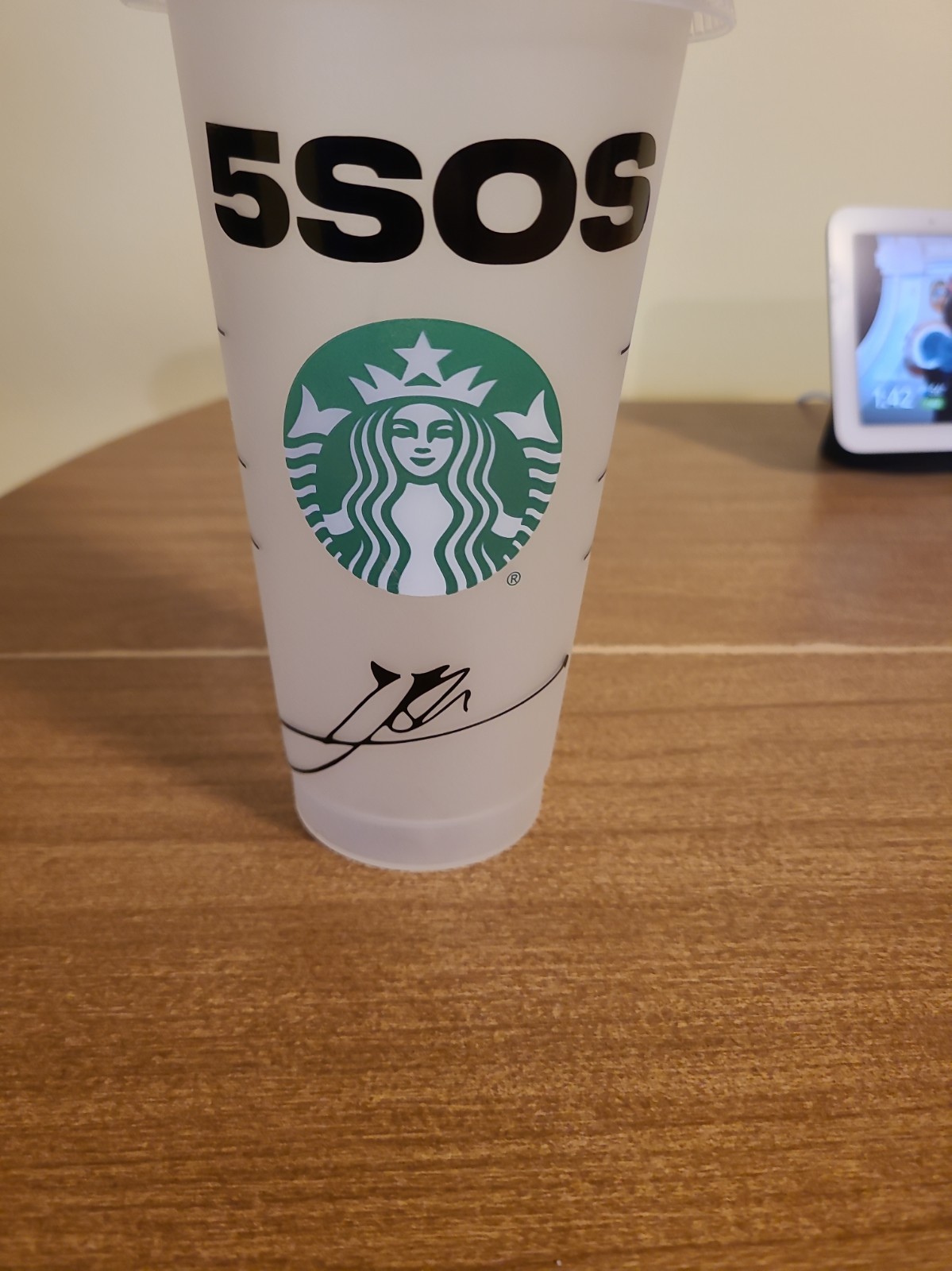 Extremely Rare 5 SOS Starbucks Plastic Covered Cup With Lid Ashton Sig. Sticker Extremely Rare 5 SOS Starbucks Plastic Covered Cup With Lid Ashton Sig. Sticker