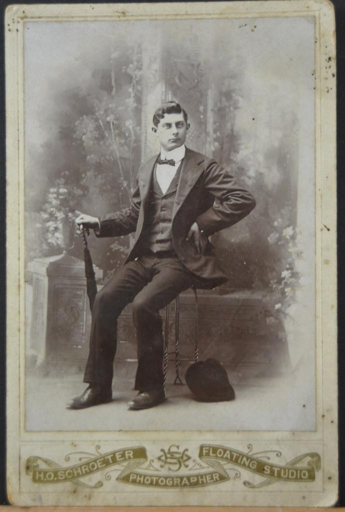 Antique CDV Photo of Well Dressed Man H.O. Schroeter Floating Studio Art 1890 Antique CDV Photo of Well Dressed Man H.O. Schroeter Floating Studio Art 1890