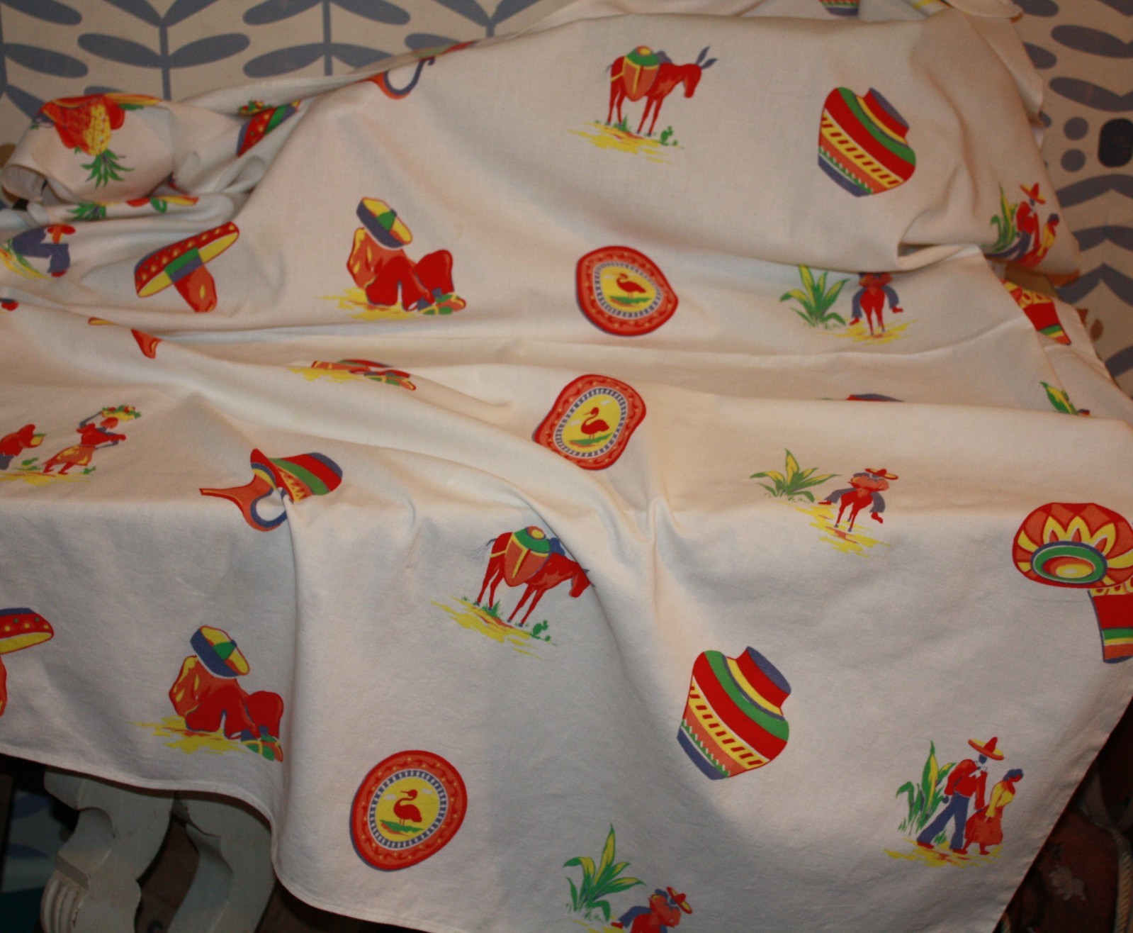 Vintage Mexican tablecloth, 1940s/50s, excellent condition, vibrant colors 46x64