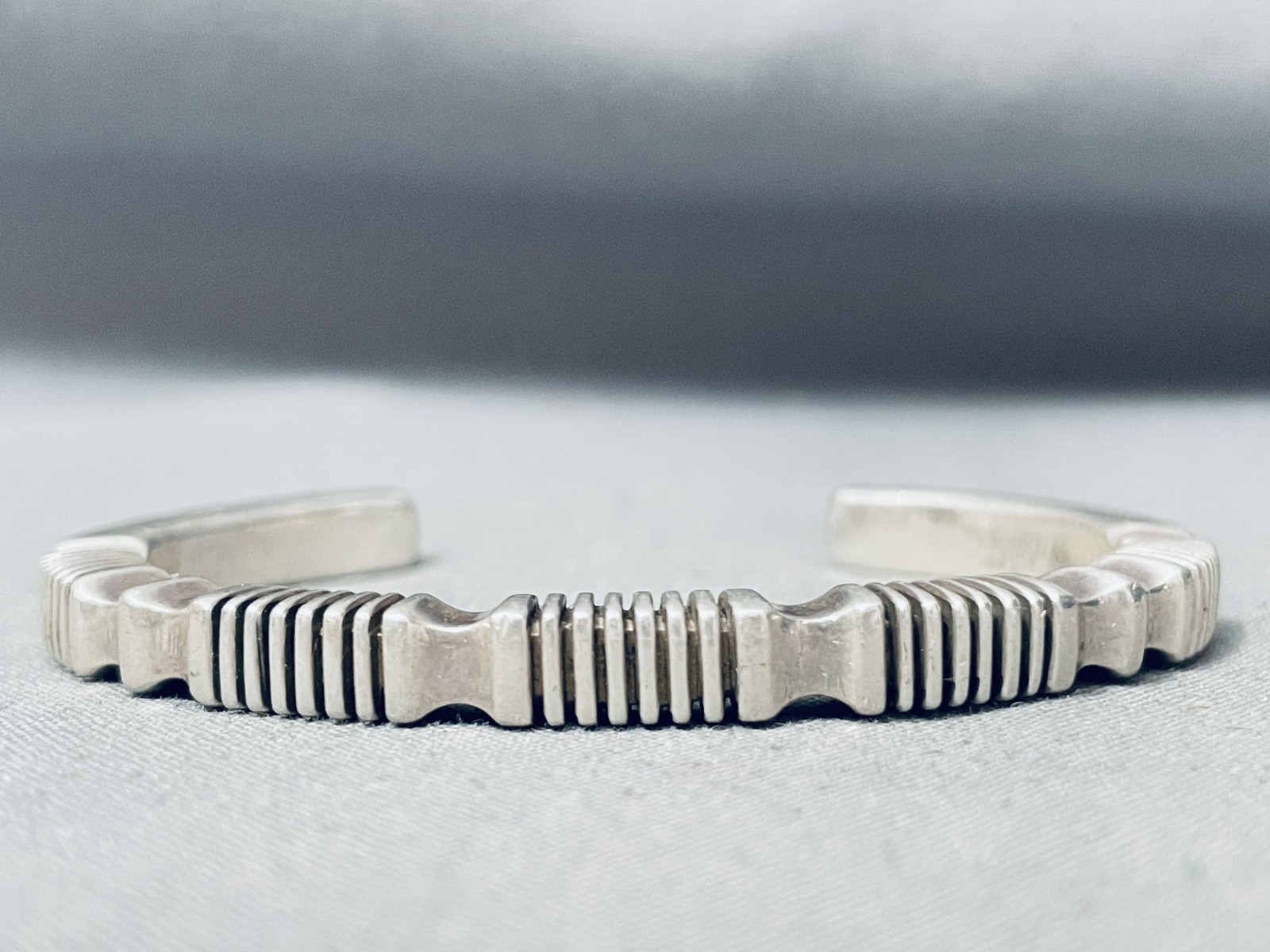 STUNNING VINTAGE NAVAJO SIGNED MEL FRANCIS CHANNEL STERLING SILVER BRACELET